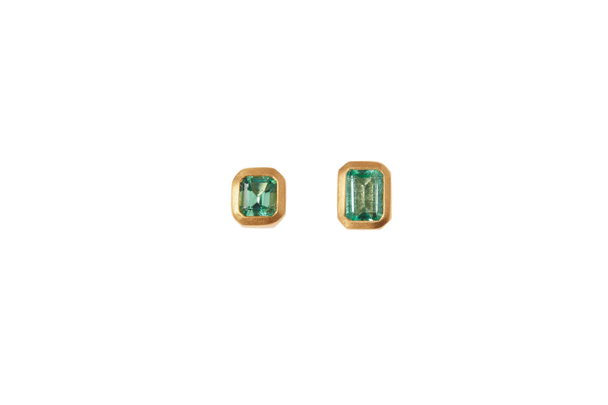 darius jewels hand made fine jewelry 18k yellow gold mint emerald colombian bezel set stud earrings darius khonsary