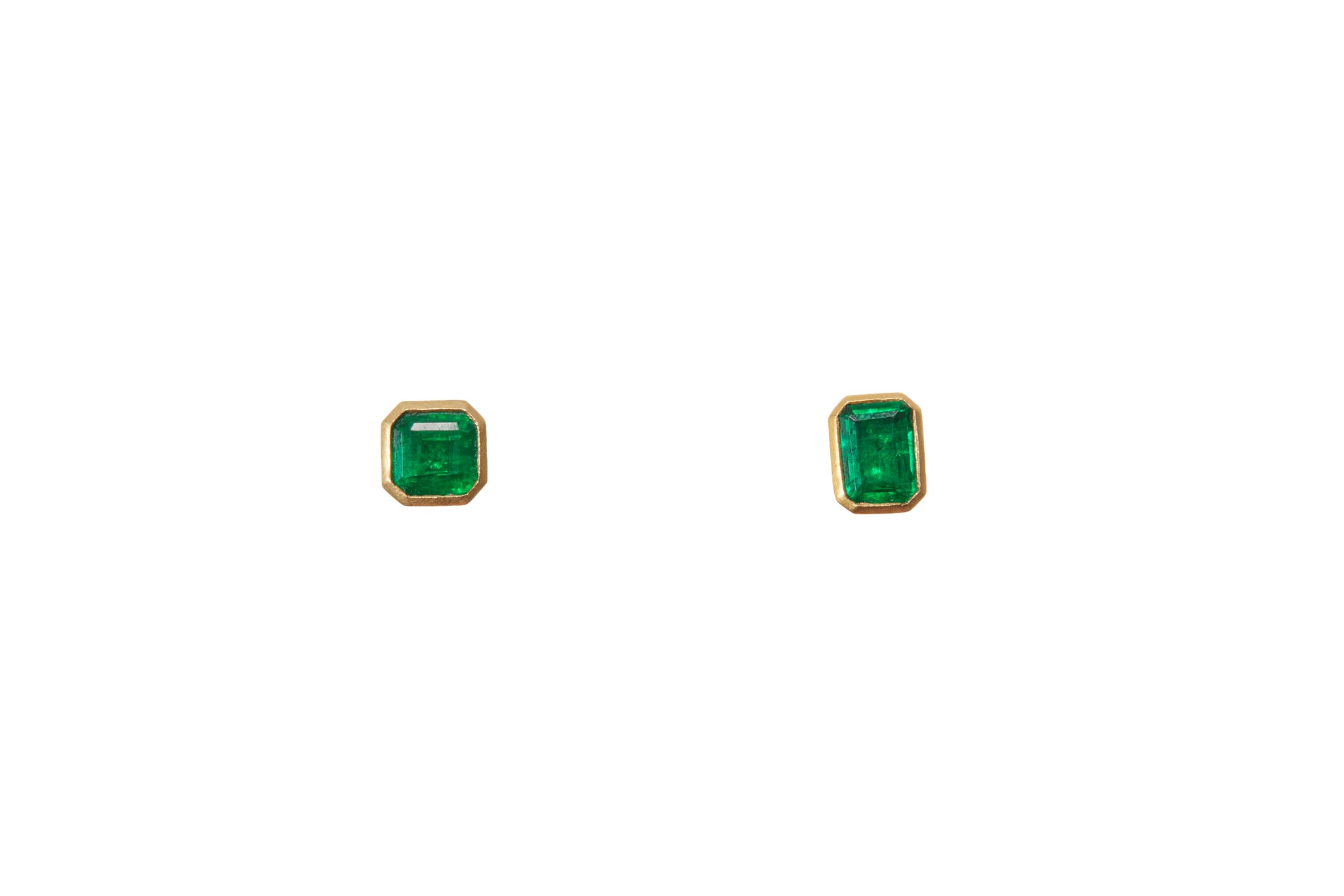 deep green emerald studs 18k yellow gold bezel set earrings darius jewels hand made fine jewelry darius khonsary