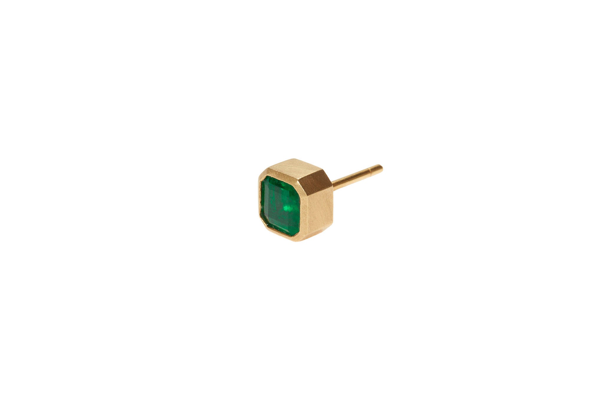 deep green emerald studs 18k yellow gold bezel set earrings darius jewels hand made fine jewelry darius khonsary